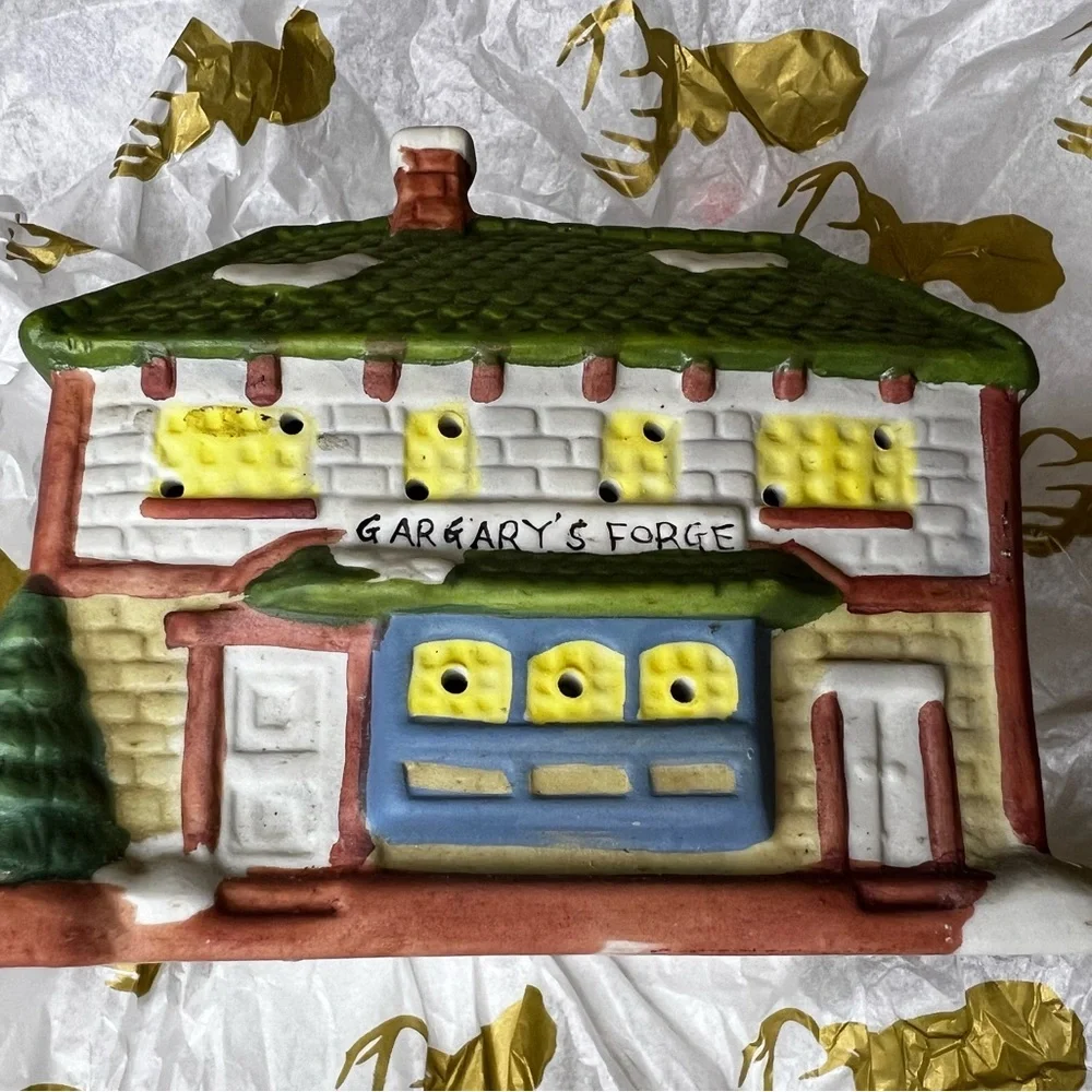 Dickens Village collection, CHRISTMAS Village ceramic train station